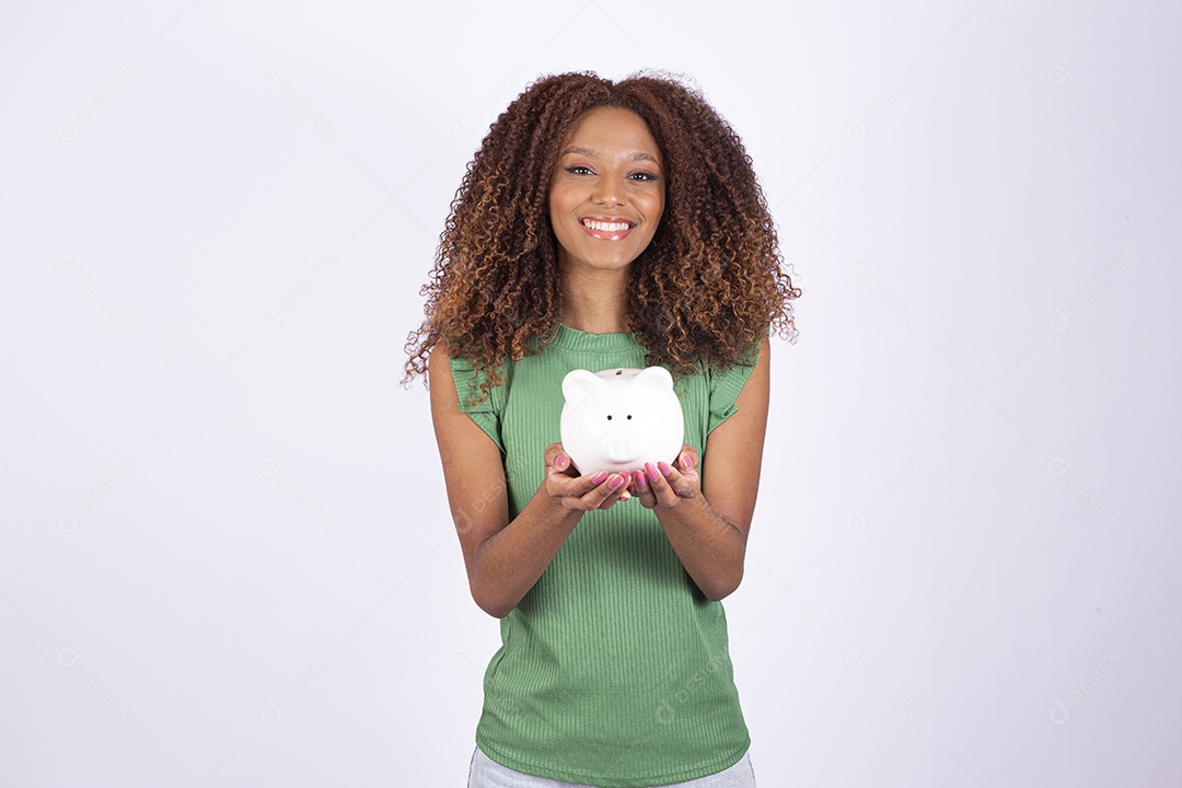 Linda mulher morena garota linda sobre fundo isolado branco segurando cofre