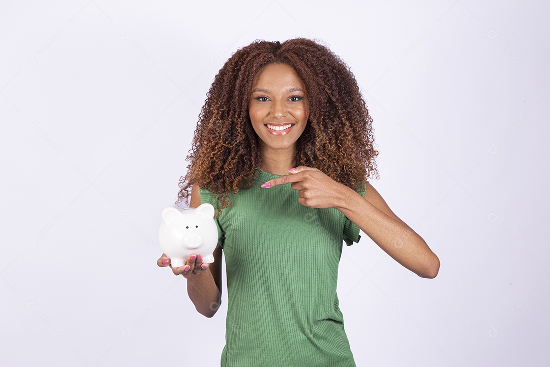 Linda mulher morena garota linda sobre fundo isolado branco segurando cofre