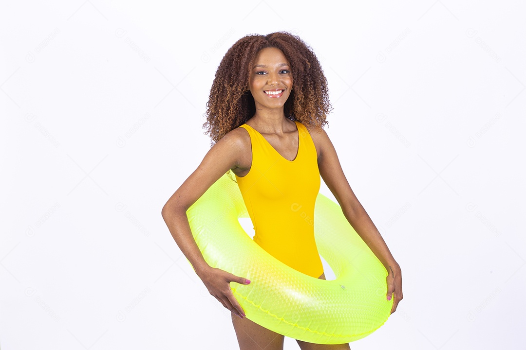 Linda mulher jovem garota usando trajes para verão para praia