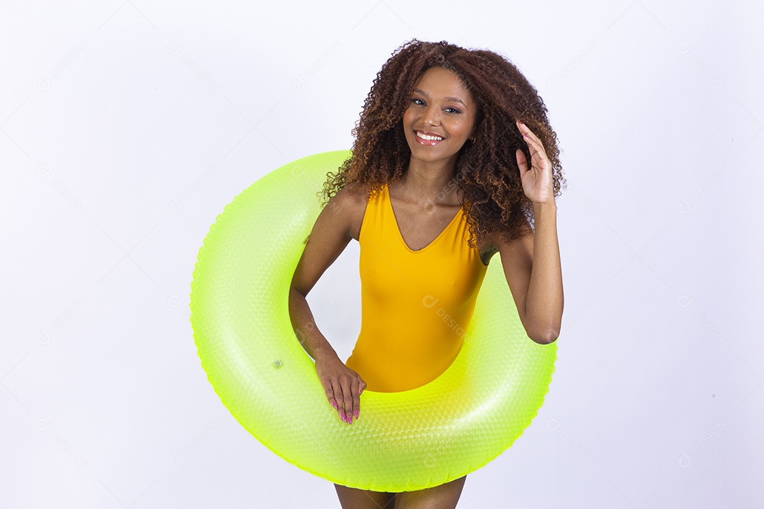 Linda mulher jovem garota usando trajes para verão para praia