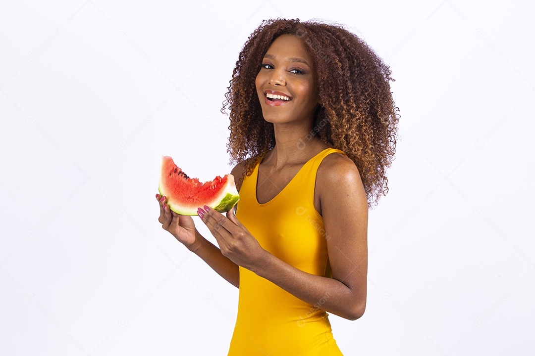 Linda mulher jovem garota usando trajes para verão para praia comendo melancia saborosa