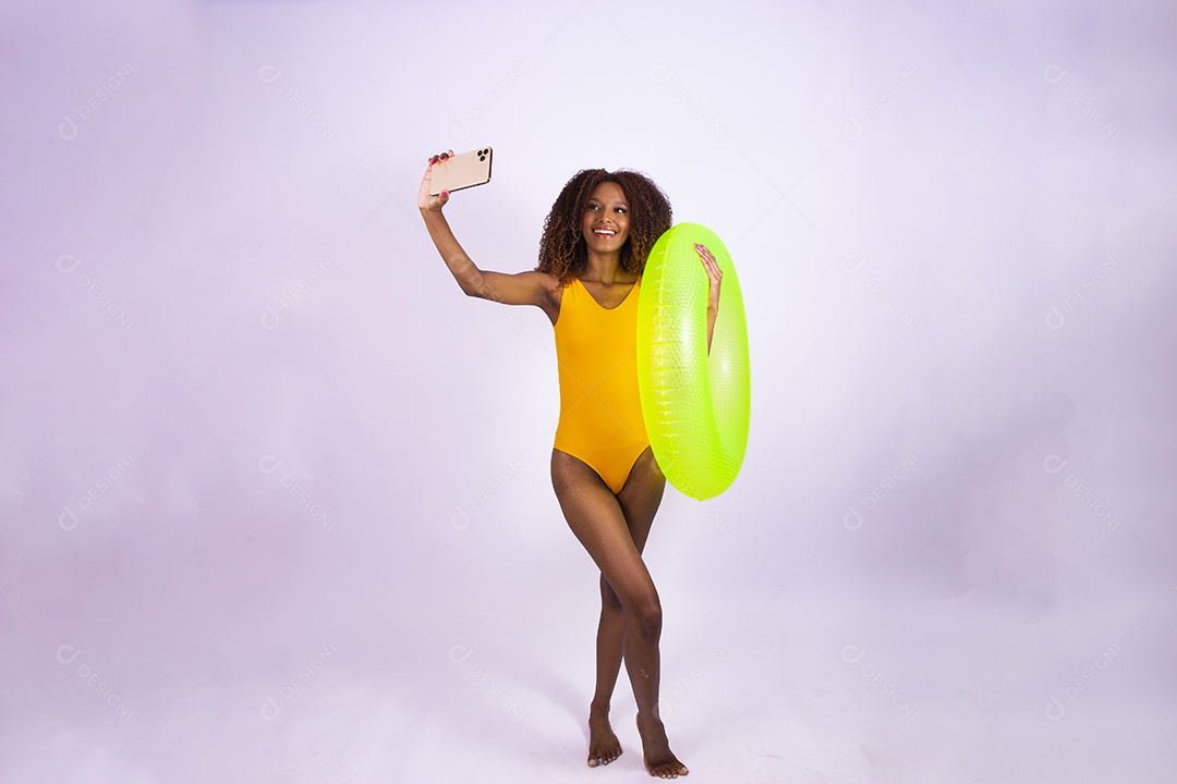 Linda mulher jovem garota usando trajes para verão para praia mexendo celular smartphone