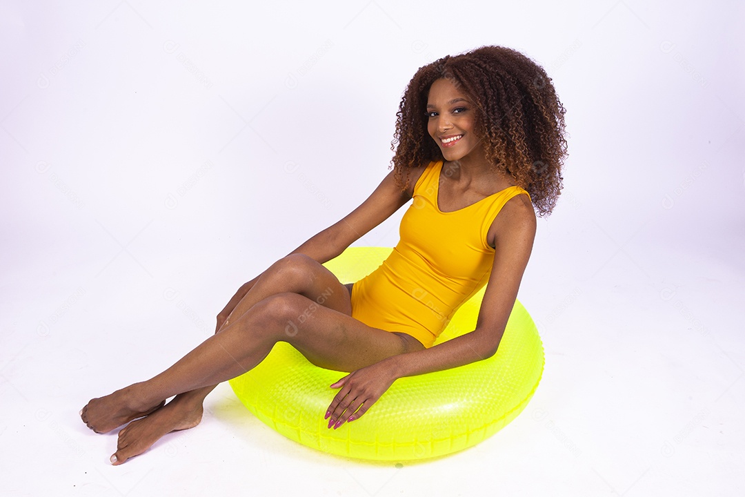 Linda mulher jovem garota usando trajes para verão para praia