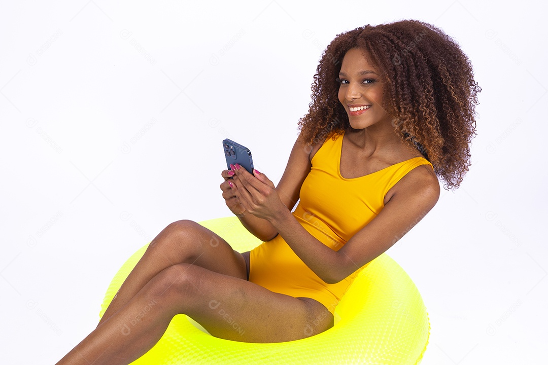 Linda mulher jovem garota usando trajes para verão para praia