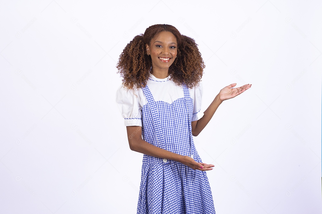 Linda mulher jovem morena fantasiada celebrando festas juninas