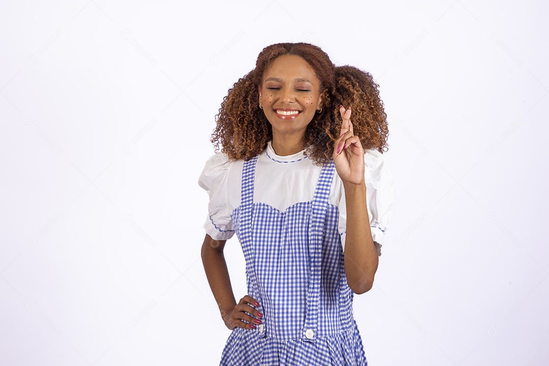 Linda mulher jovem morena fantasiada celebrando festas juninas