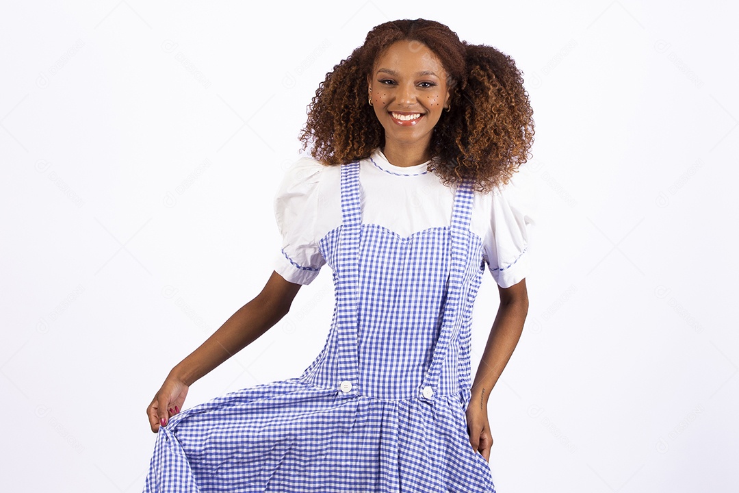 Linda mulher jovem morena fantasiada celebrando festas juninas