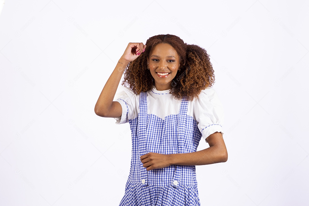 Linda mulher jovem morena fantasiada celebrando festas juninas