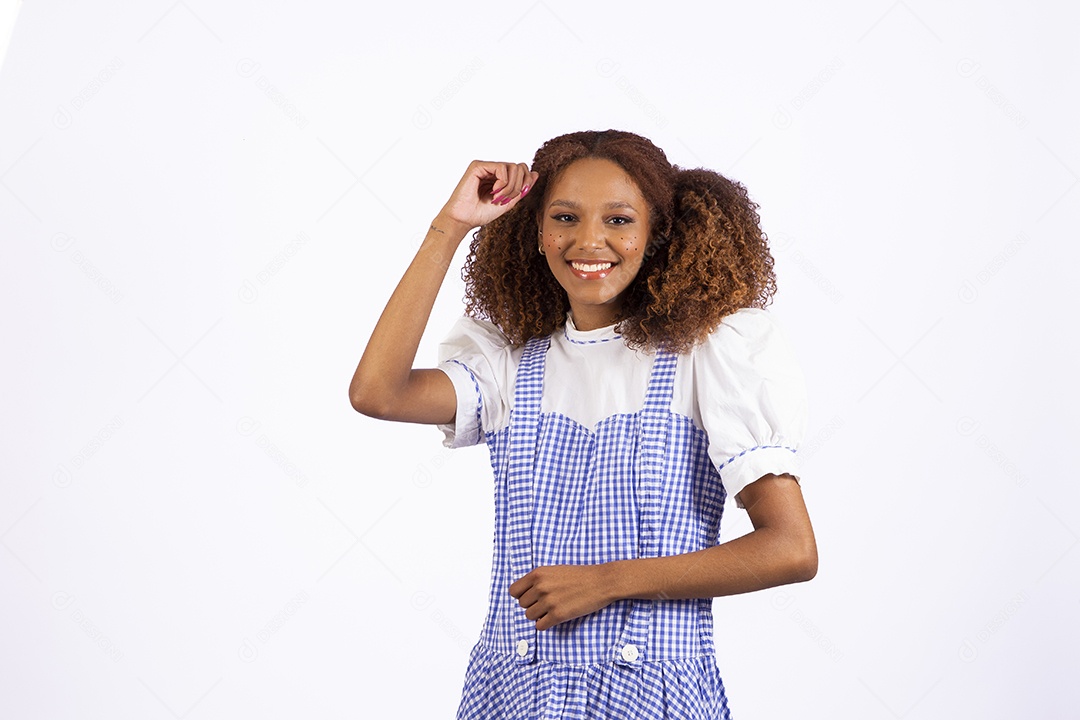 Linda mulher jovem morena fantasiada celebrando festas juninas