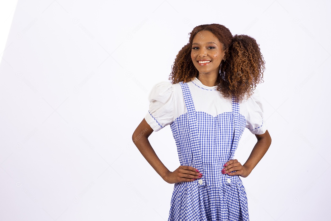 Linda mulher jovem morena fantasiada celebrando festas juninas segurando celular smartphone