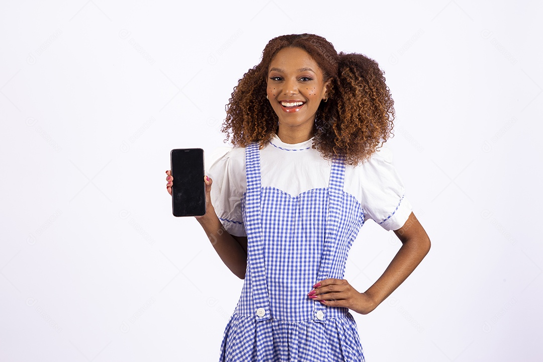 Linda mulher jovem morena fantasiada celebrando festas juninas segurando celular smartphone