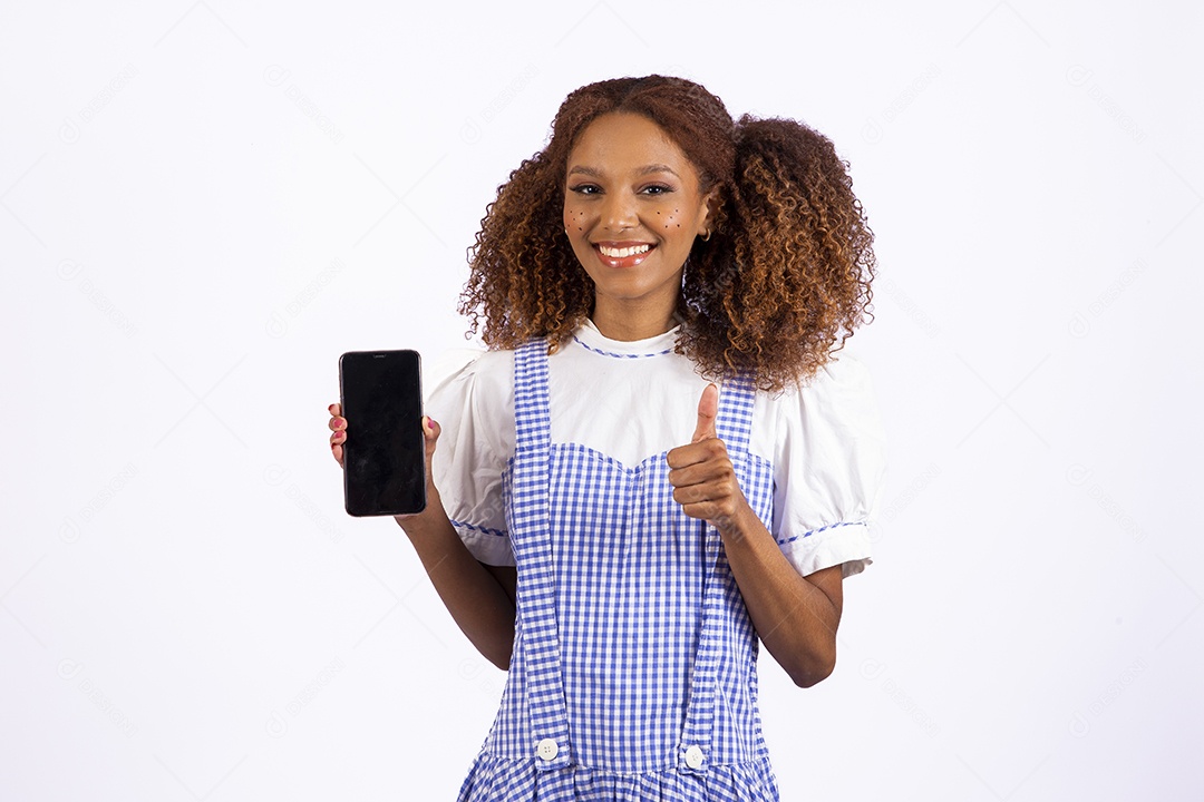 Linda mulher jovem morena fantasiada celebrando festas juninas segurando celular smartphone