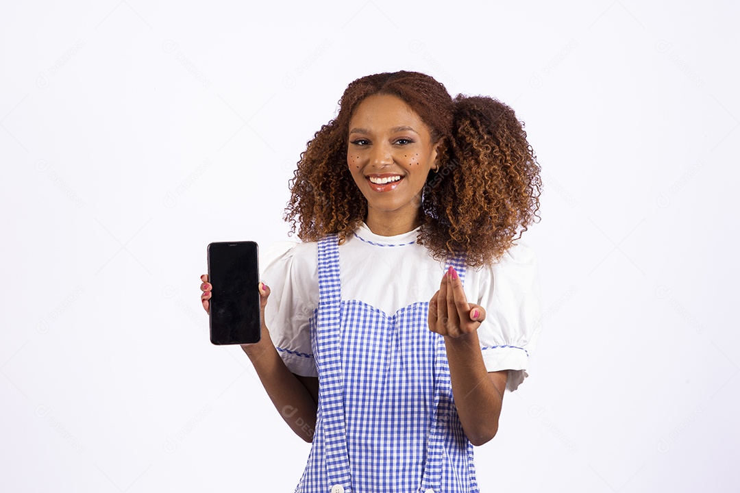 Linda mulher jovem morena fantasiada celebrando festas juninas segurando celular smartphone