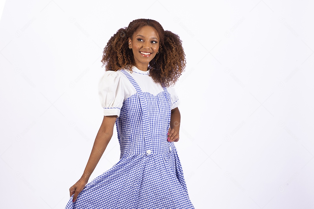 Linda mulher jovem morena fantasiada celebrando festas juninas