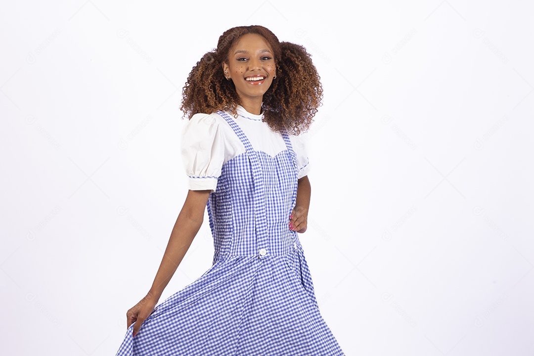 Linda mulher jovem morena fantasiada celebrando festas juninas