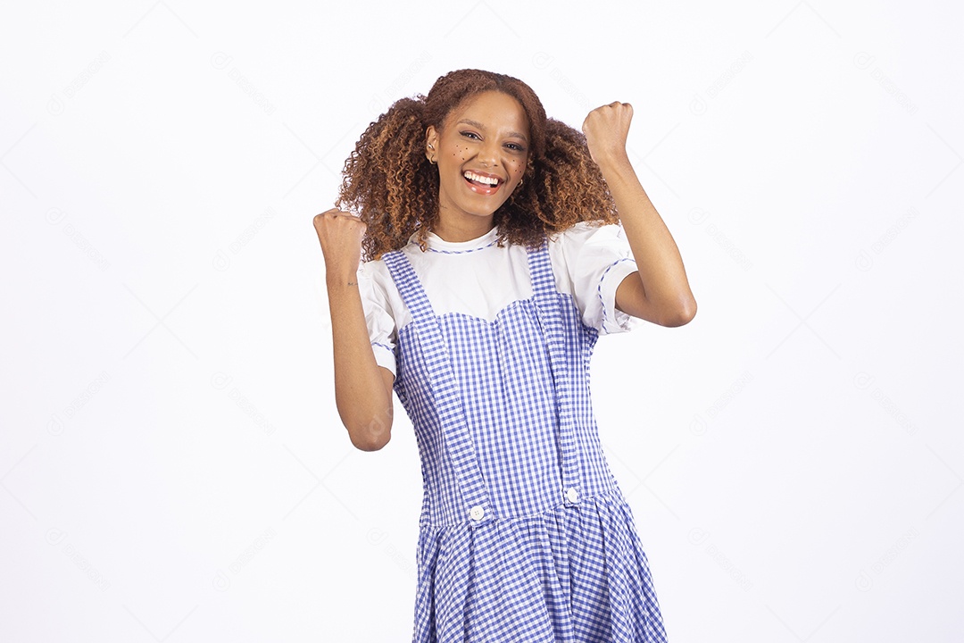 Linda mulher jovem morena fantasiada celebrando festas juninas