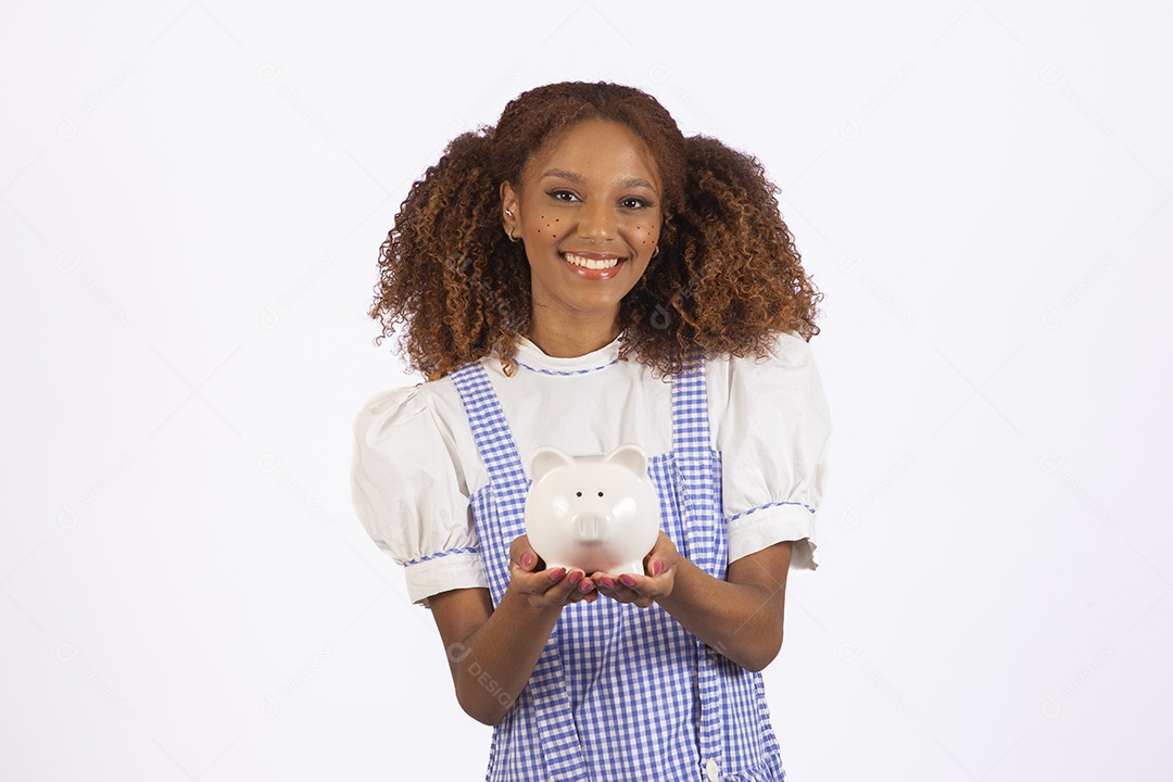 Linda mulher jovem morena fantasiada celebrando festas juninas segurando cofre