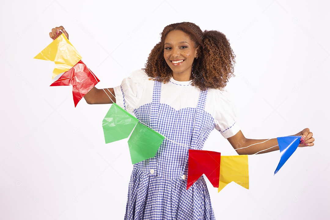 Linda mulher jovem morena fantasiada celebrando festas juninas