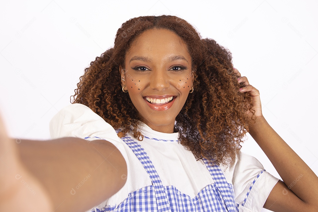 Linda mulher jovem morena fantasiada celebrando festas juninas