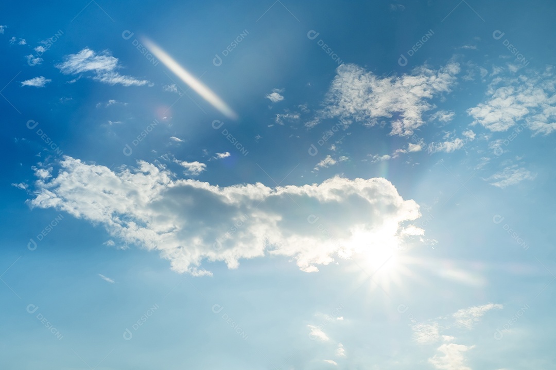 Lindo e luxuoso céu azul suave com luz solar entre a nuvem azul perfeita para o fundo