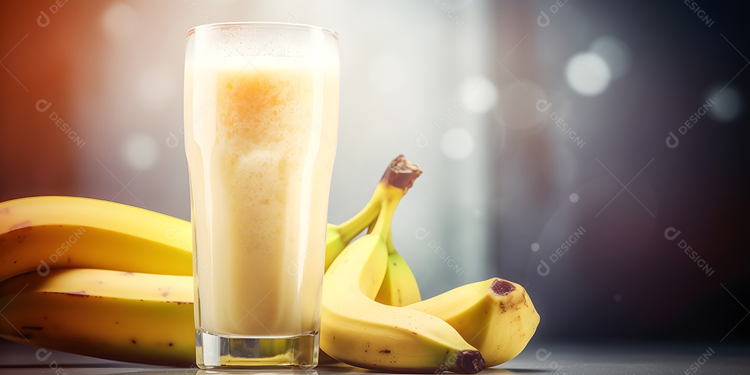 Deliciosa vitamina de banana sobre a mesa
