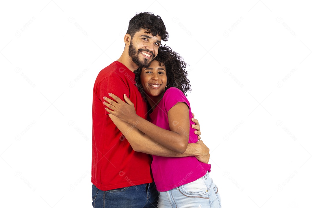 Lindo casal feliz e apaixonados sobre fundo isolado