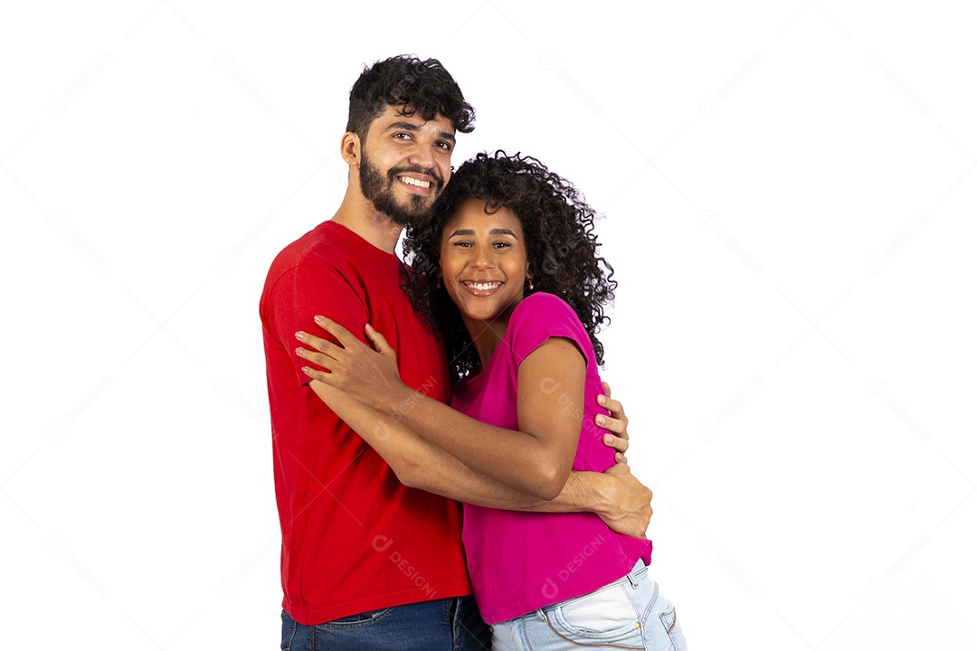 Lindo casal feliz e apaixonados sobre fundo isolado