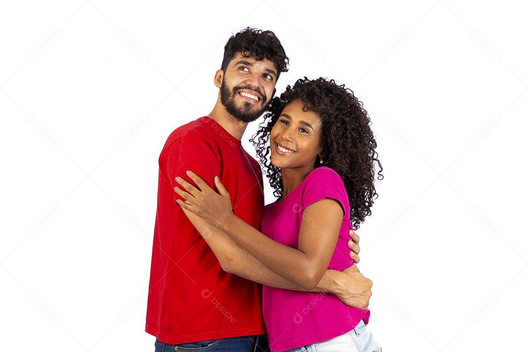 Lindo casal feliz e apaixonados sobre fundo isolado