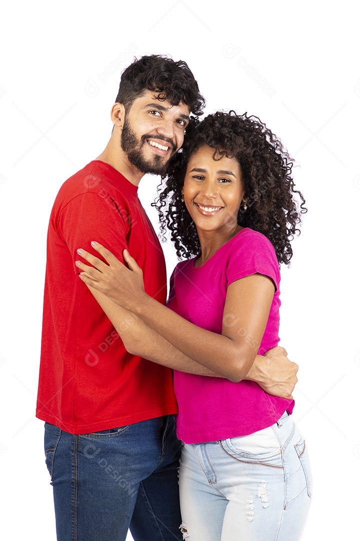 Lindo casal feliz e apaixonados sobre fundo isolado