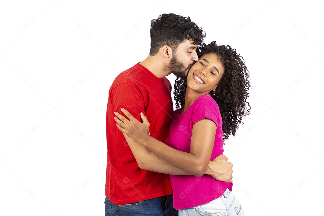Lindo casal feliz e apaixonados sobre fundo isolado
