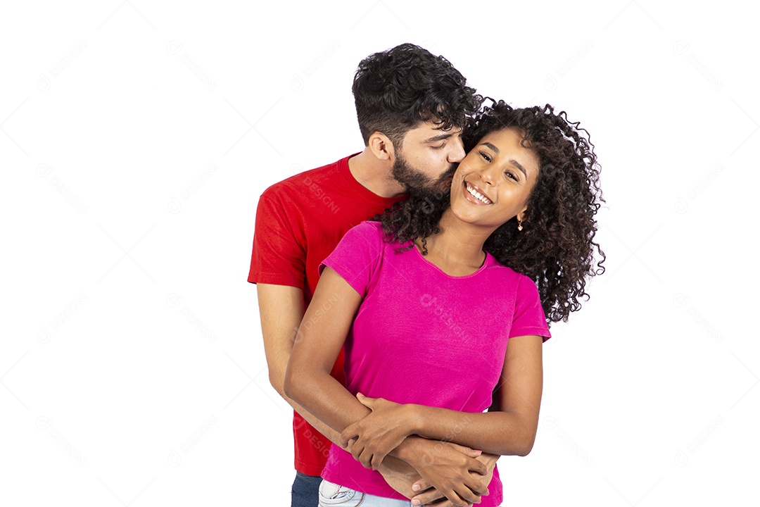 Lindo casal feliz e apaixonados sobre fundo isolado