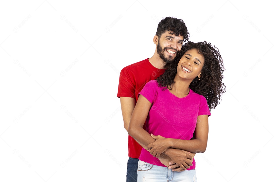 Lindo casal feliz e apaixonados sobre fundo isolado