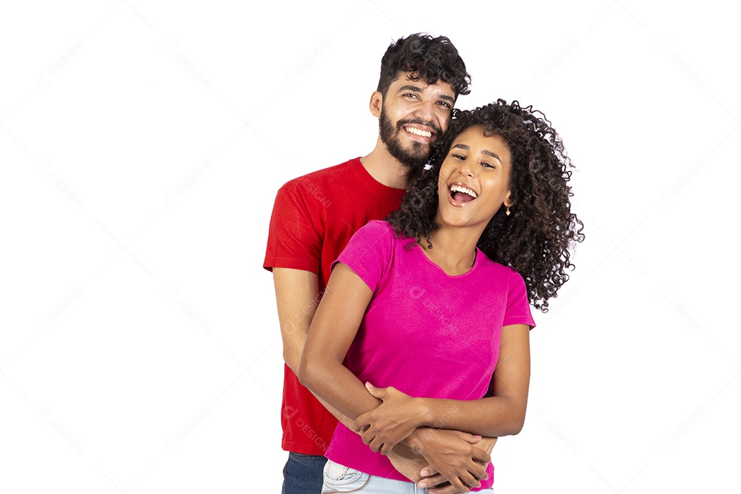 Lindo casal feliz e apaixonados sobre fundo isolado