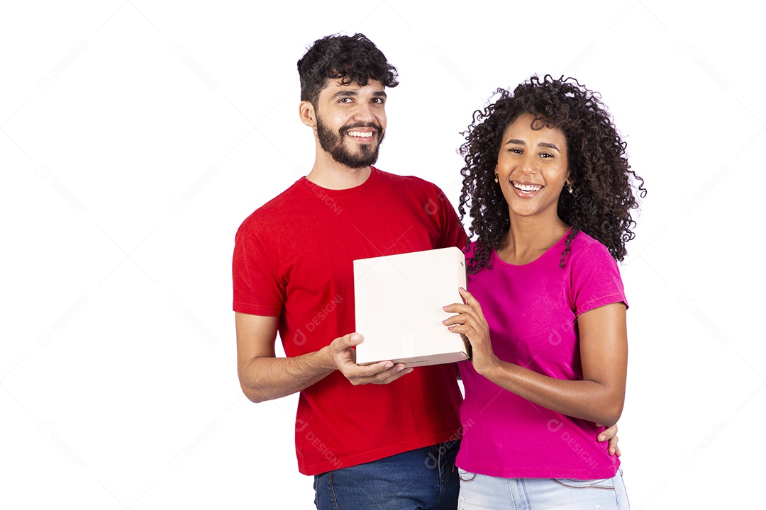 Lindo casal feliz e apaixonados sobre fundo isolado