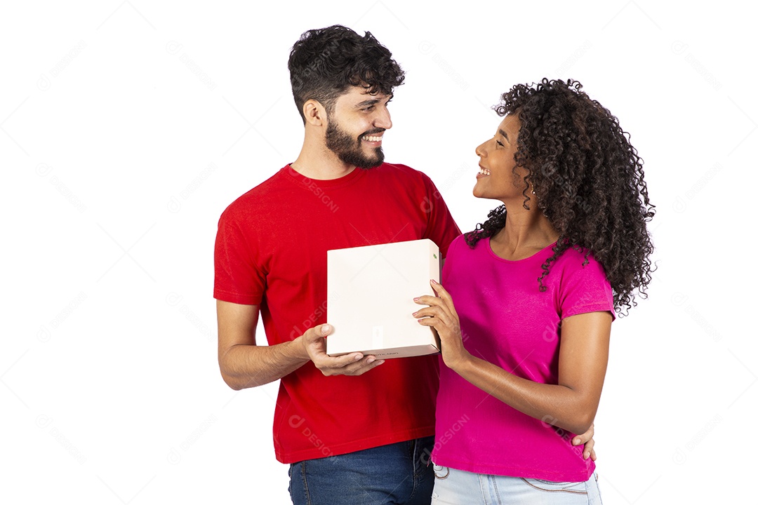 Lindo casal feliz e apaixonados sobre fundo isolado