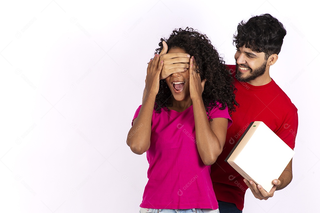 Lindo casal feliz e apaixonados sobre fundo isolado