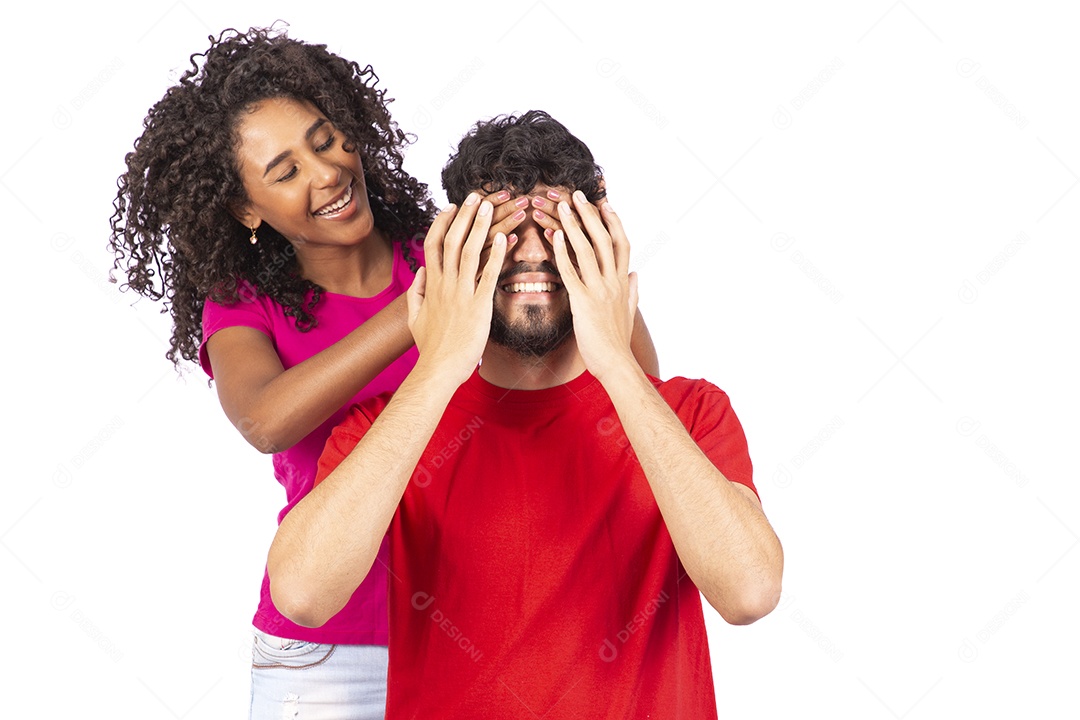 Lindo casal feliz e apaixonados sobre fundo isolado