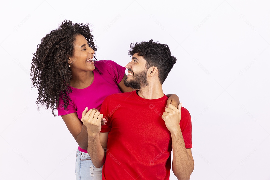 Lindo casal feliz e apaixonados sobre fundo isolado