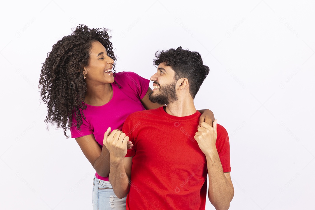 Lindo casal feliz e apaixonados sobre fundo isolado