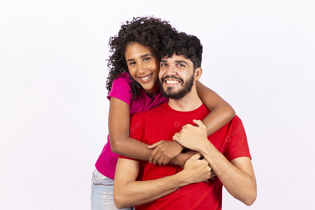 Lindo casal feliz e apaixonados sobre fundo isolado