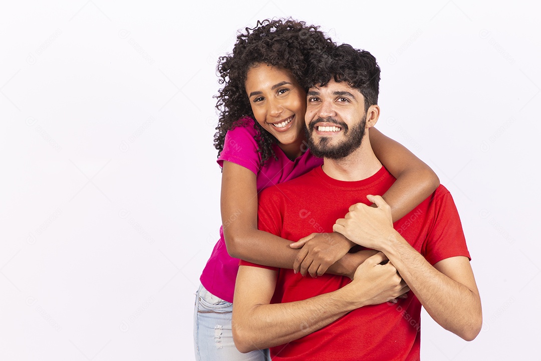 Lindo casal feliz e apaixonados sobre fundo isolado