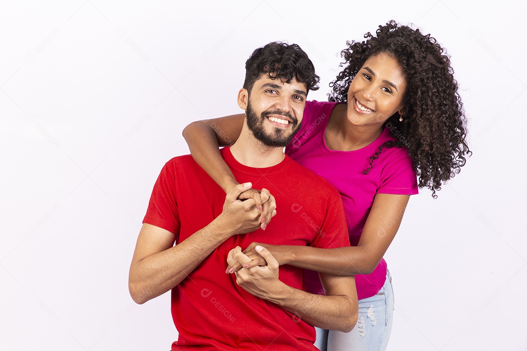 Lindo casal feliz e apaixonados sobre fundo isolado