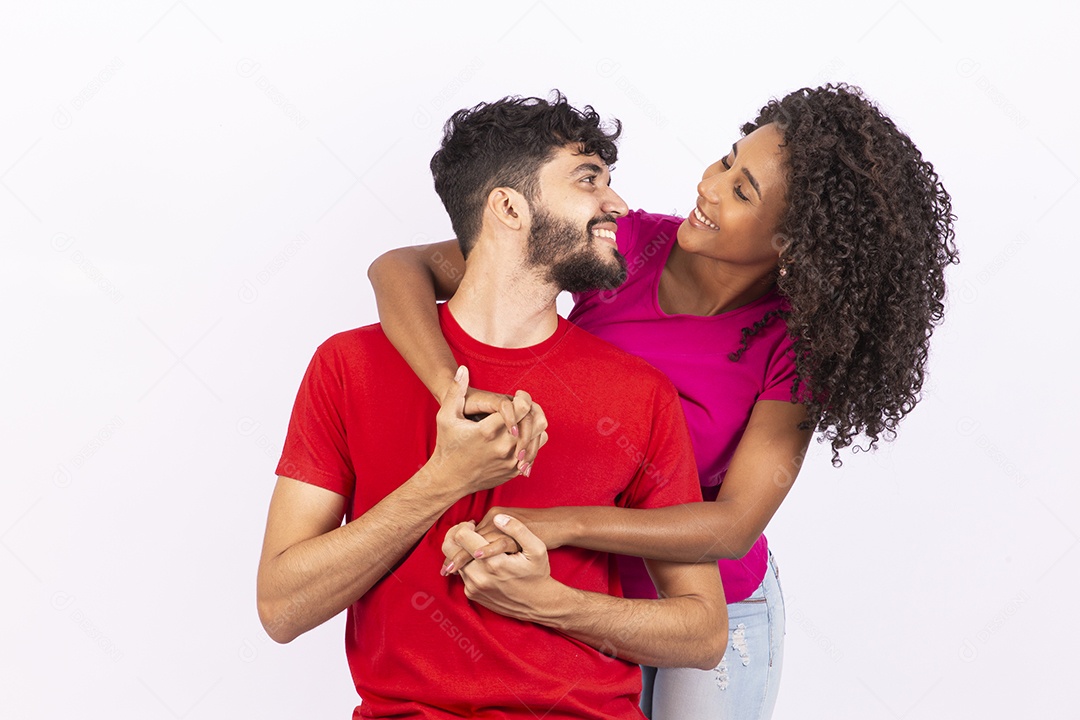 Lindo casal feliz e apaixonados sobre fundo isolado
