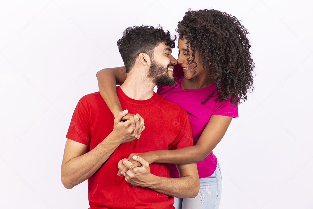 Lindo casal feliz e apaixonados sobre fundo isolado