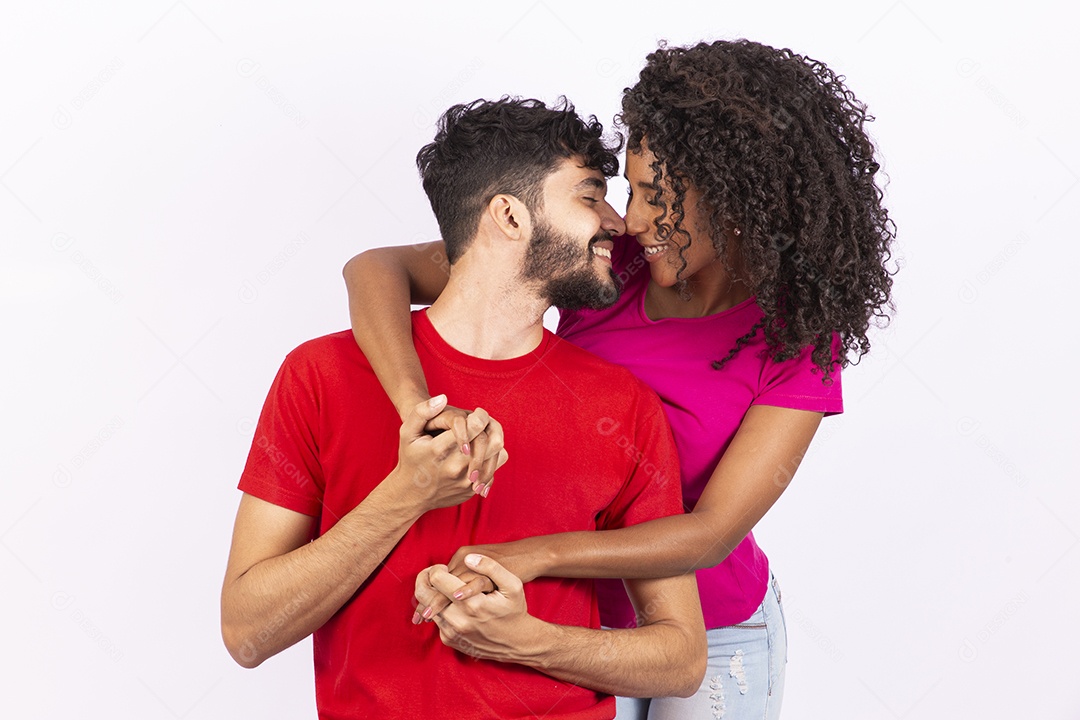 Lindo casal feliz e apaixonados sobre fundo isolado