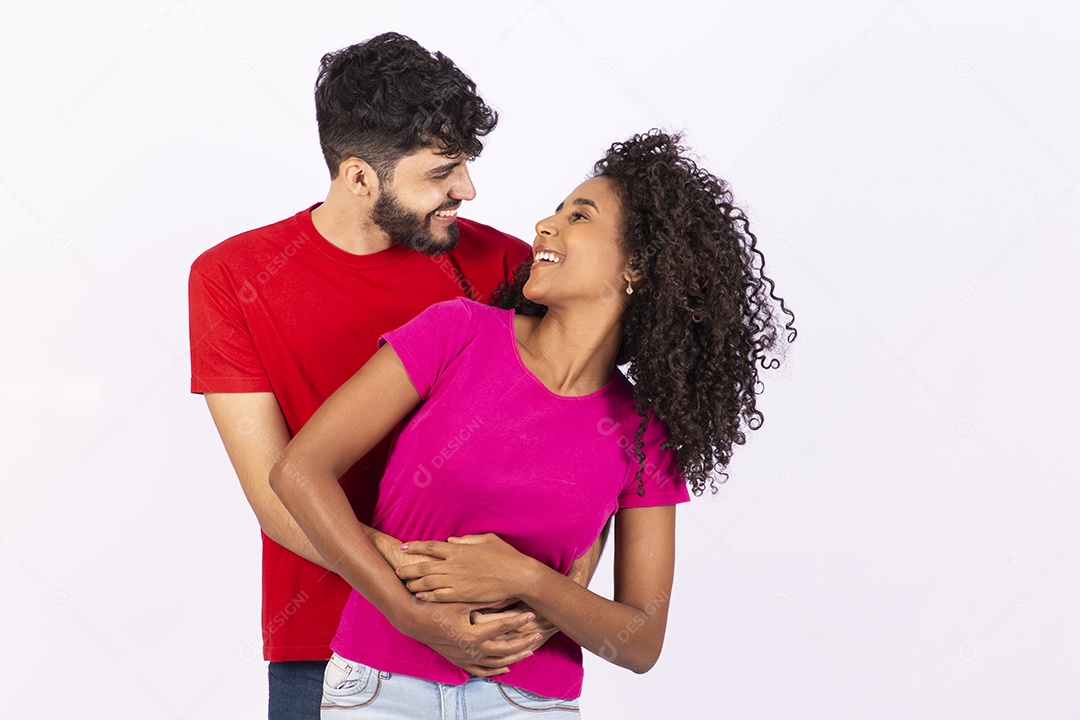 Lindo casal feliz e apaixonados sobre fundo isolado