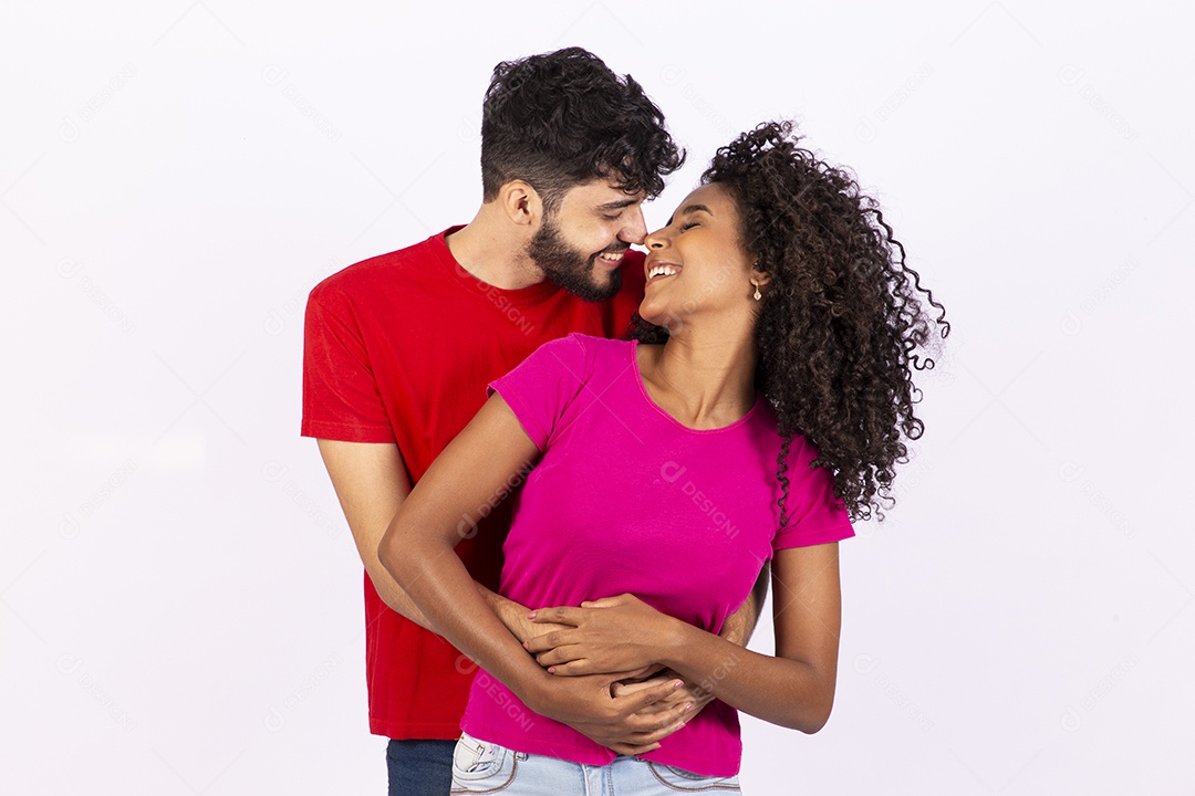 Lindo casal feliz e apaixonados sobre fundo isolado