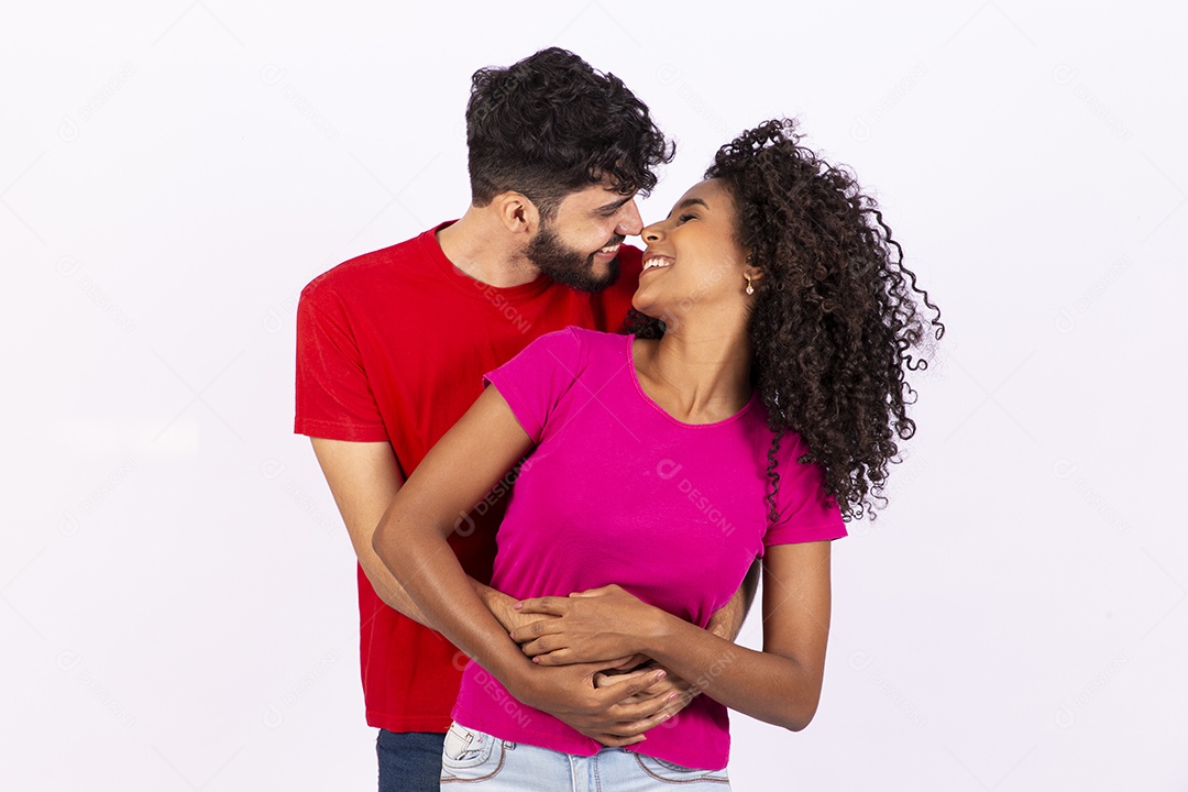 Lindo casal feliz e apaixonados sobre fundo isolado