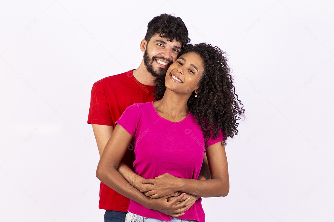 Lindo casal feliz e apaixonados sobre fundo isolado