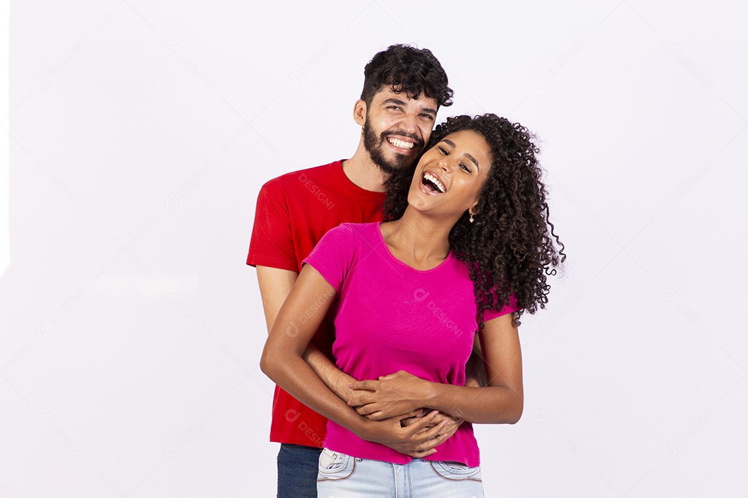 Lindo casal feliz e apaixonados sobre fundo isolado